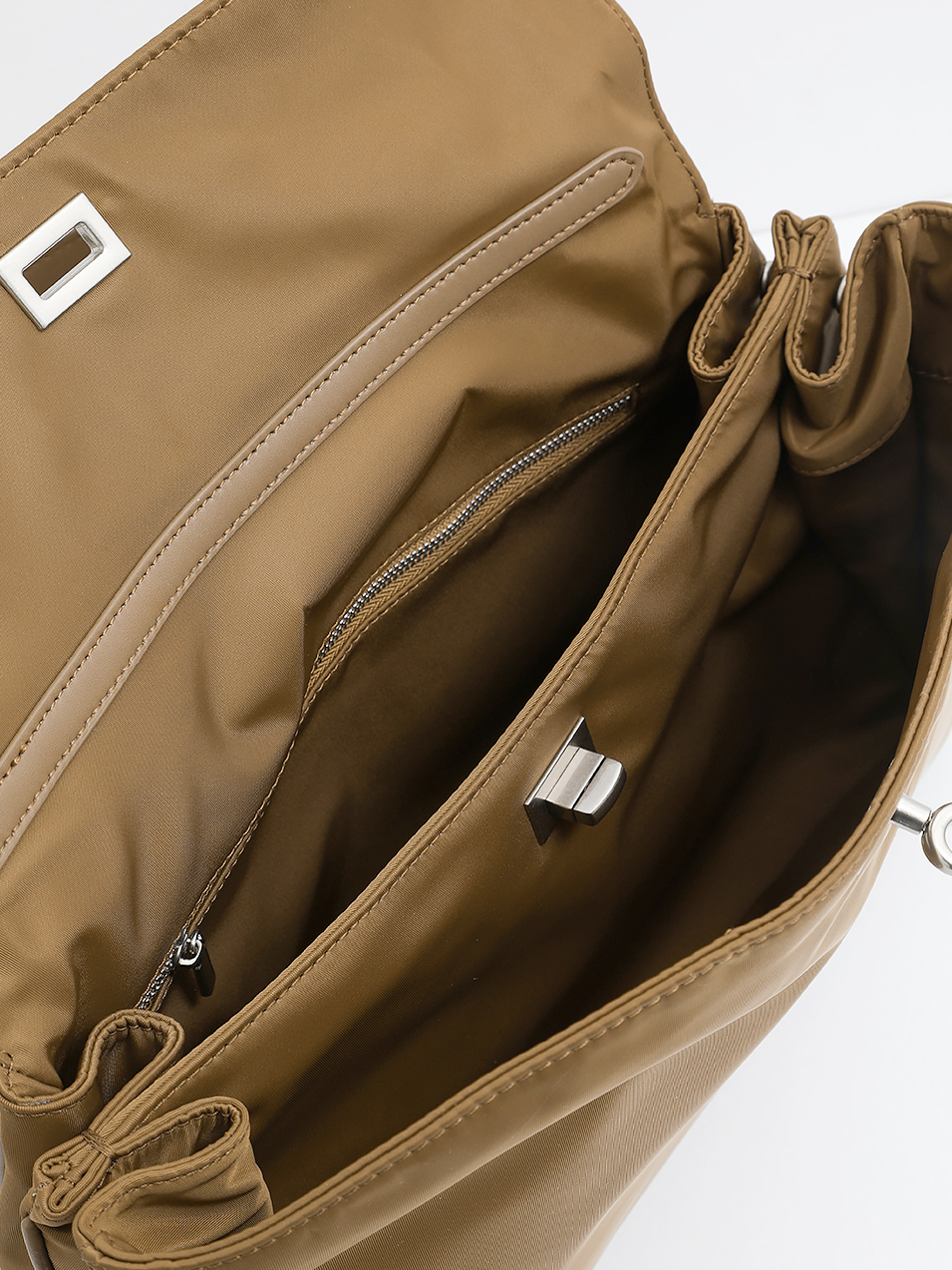 Нейлоновая сумка в размере S с фурнитурой серебристого оттенка от IVORY в оттенке кэмел