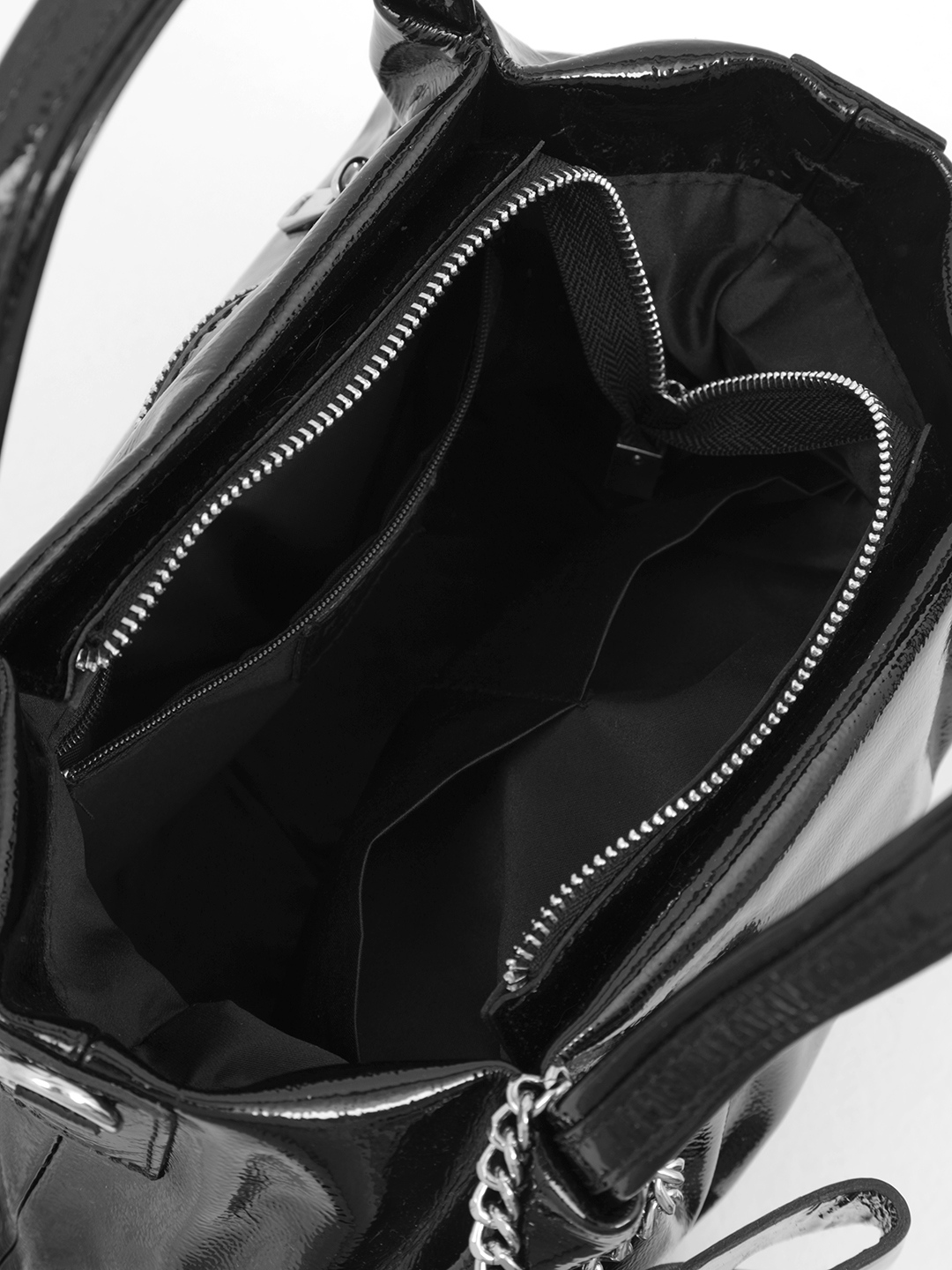 Тоут с брелком-бантом из натуральной лаковой кожи от FOLLE в чёрном цвете