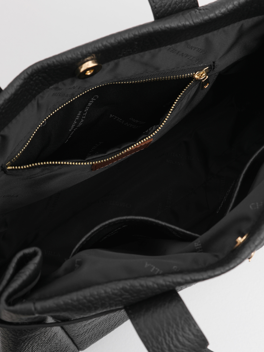 Чёрная сумка-тоут с кожаными складками и логотипом Christian Villa