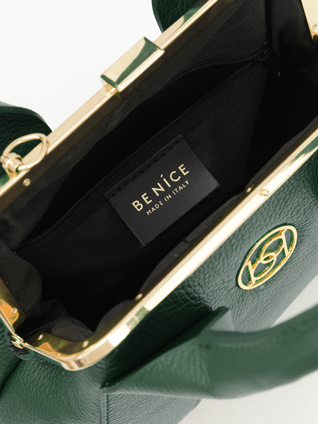 Сумка-саквояж ANITA с двумя широкими ручками и круглой фурнитурой Be Nice в зелёном цвете