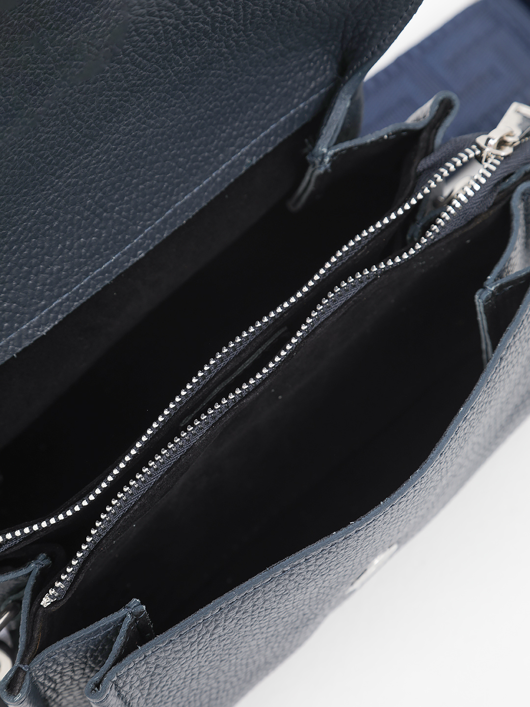 Кросс-боди с треугольным клапаном и текстильным этно ремнём от FOLLE в синем цвете