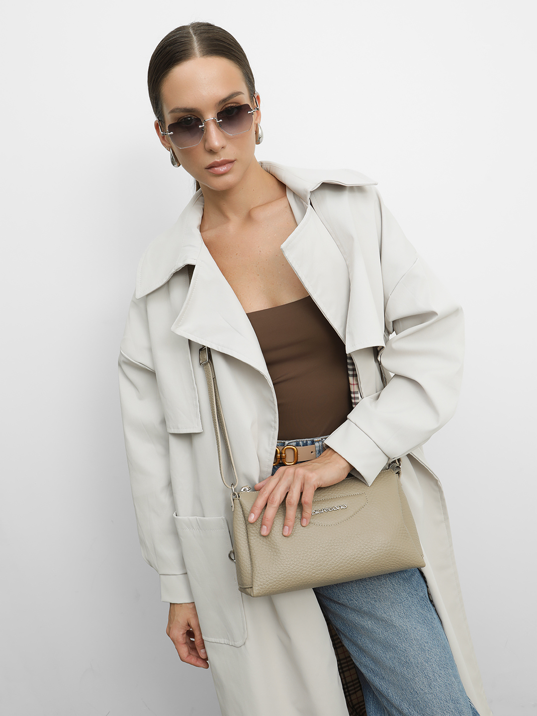 Кросс-боди с двумя кожаными пуллерами и металлическим логотипом Di Gregorio в цвете тауп с серебристой фурнитурой