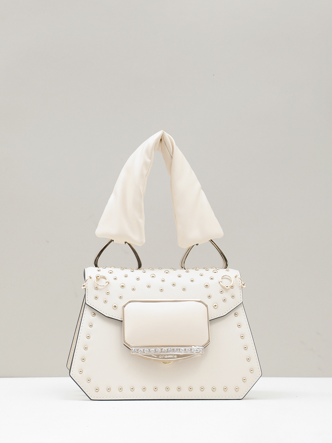 Сэтчел от Cromia в натуральной коже молочного оттенка с клепками и стразами