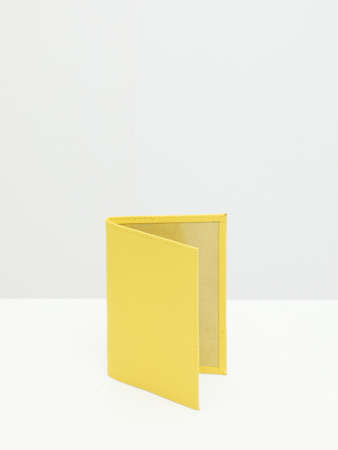 Обложка для паспорта в жёлтом цвете от Alessandro Beato из натуральной кожи 