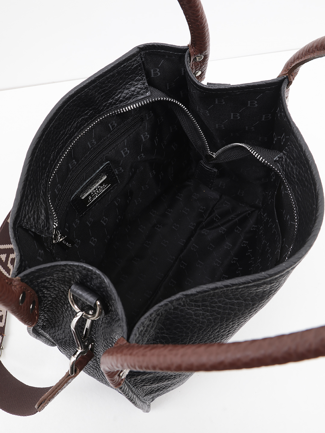 Классическая сумка от Sara Bulglar из натуральной крупнозернистой кожи черного цвета с текстильным ремнем