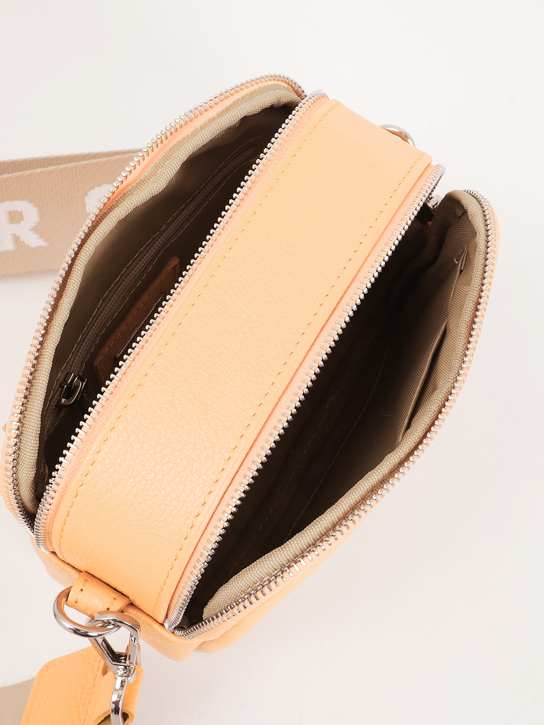 Кросс-боди с двумя отделениями и именным ремнём от Sara Burglar в персиковом оттенке
