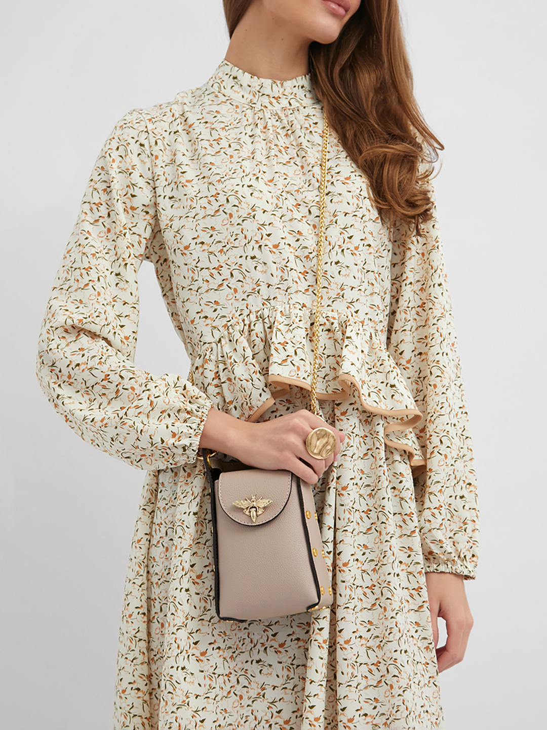 Мини-сумка "Венера" с цепью и застежкой-пчелой от FOLLE из кожи розового оттенка