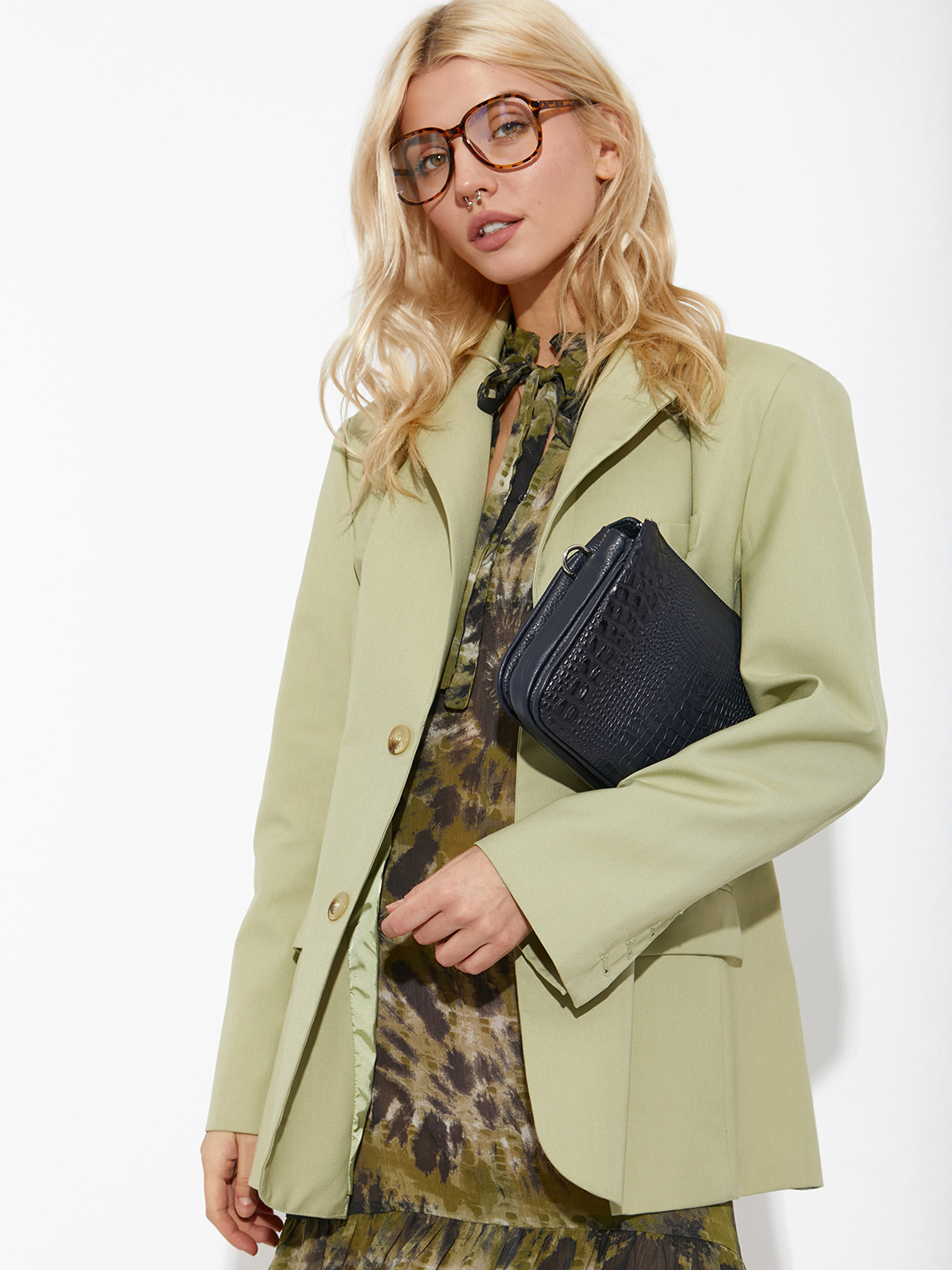 Кросс-боди с тремя отделениями и переплетением букв логотипа BE NICE из кожи под крокодила тёмно-синего цвета