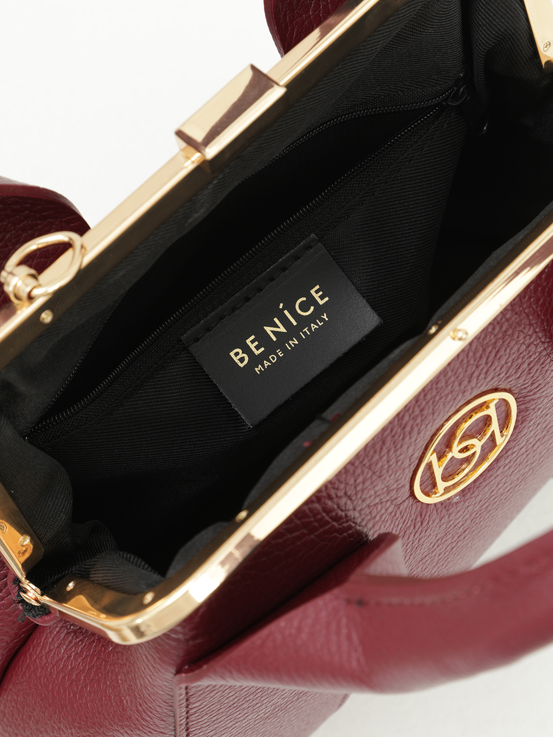 Сумка-саквояж ANITA с двумя широкими ручками и круглой фурнитурой Be Nice в бордовом цвете