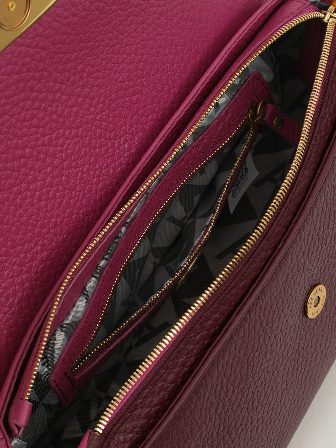 Сэтчел Calipso из натуральной кожи в бордово-розовом цвете с фирменной фурнитурой от ARCADIA