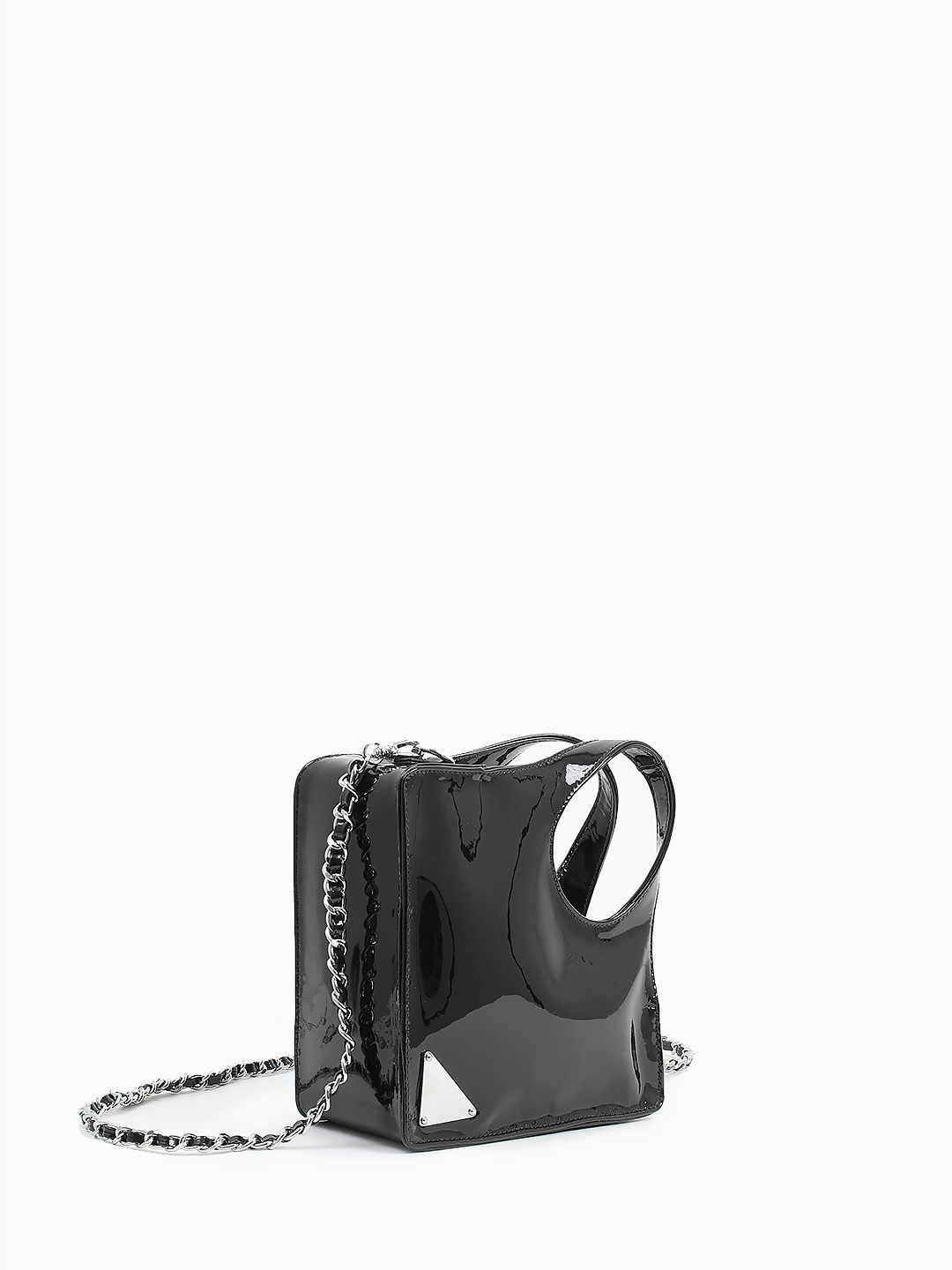 Лакированная сумка-треугольник с комбинированным ремнём-цепочкой от IVORY в чёрном цвете