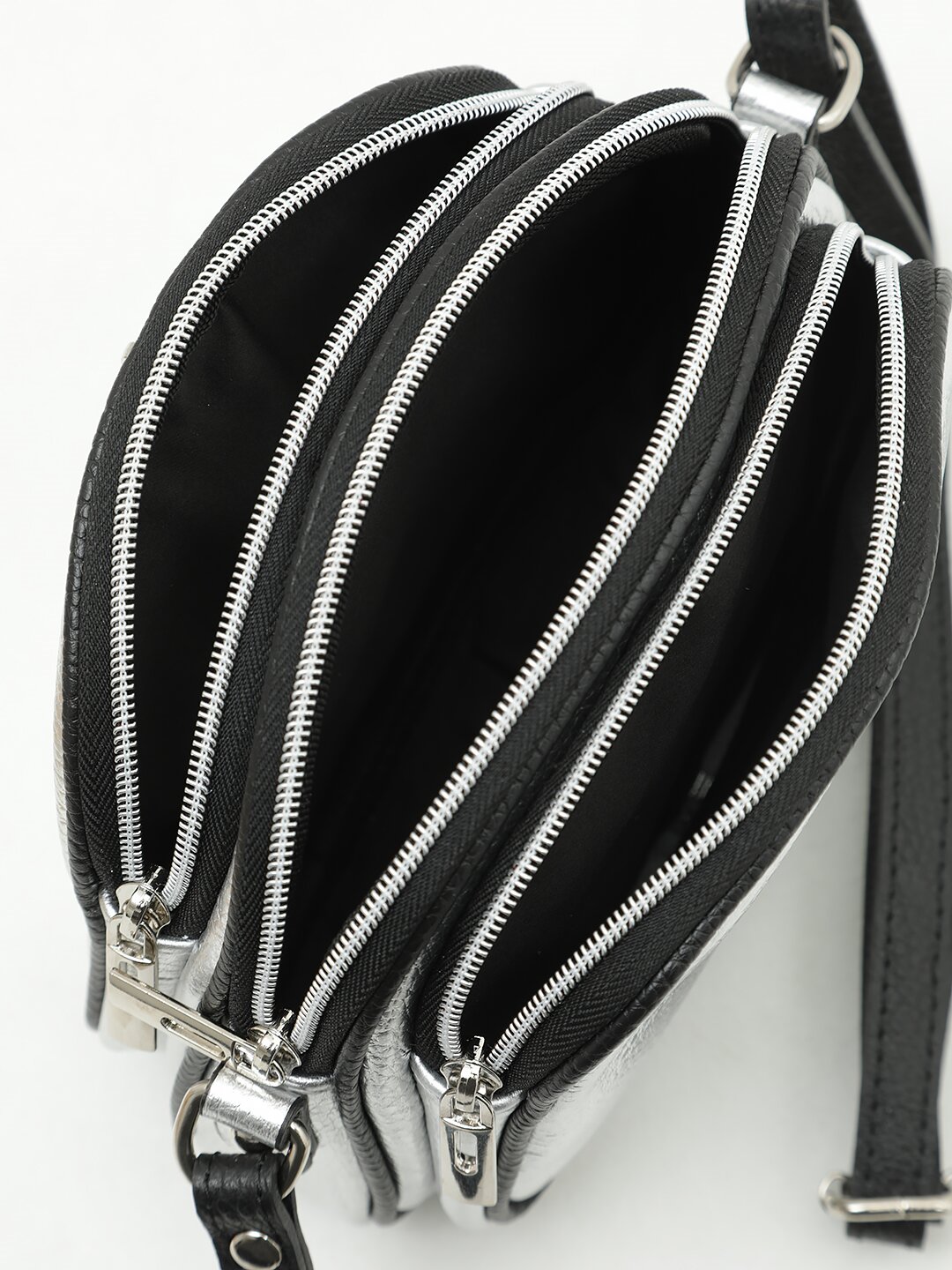 Небольшая сумка через плечо в спортивном стиле с тремя отделениями от FOLLE в серебряном цвете