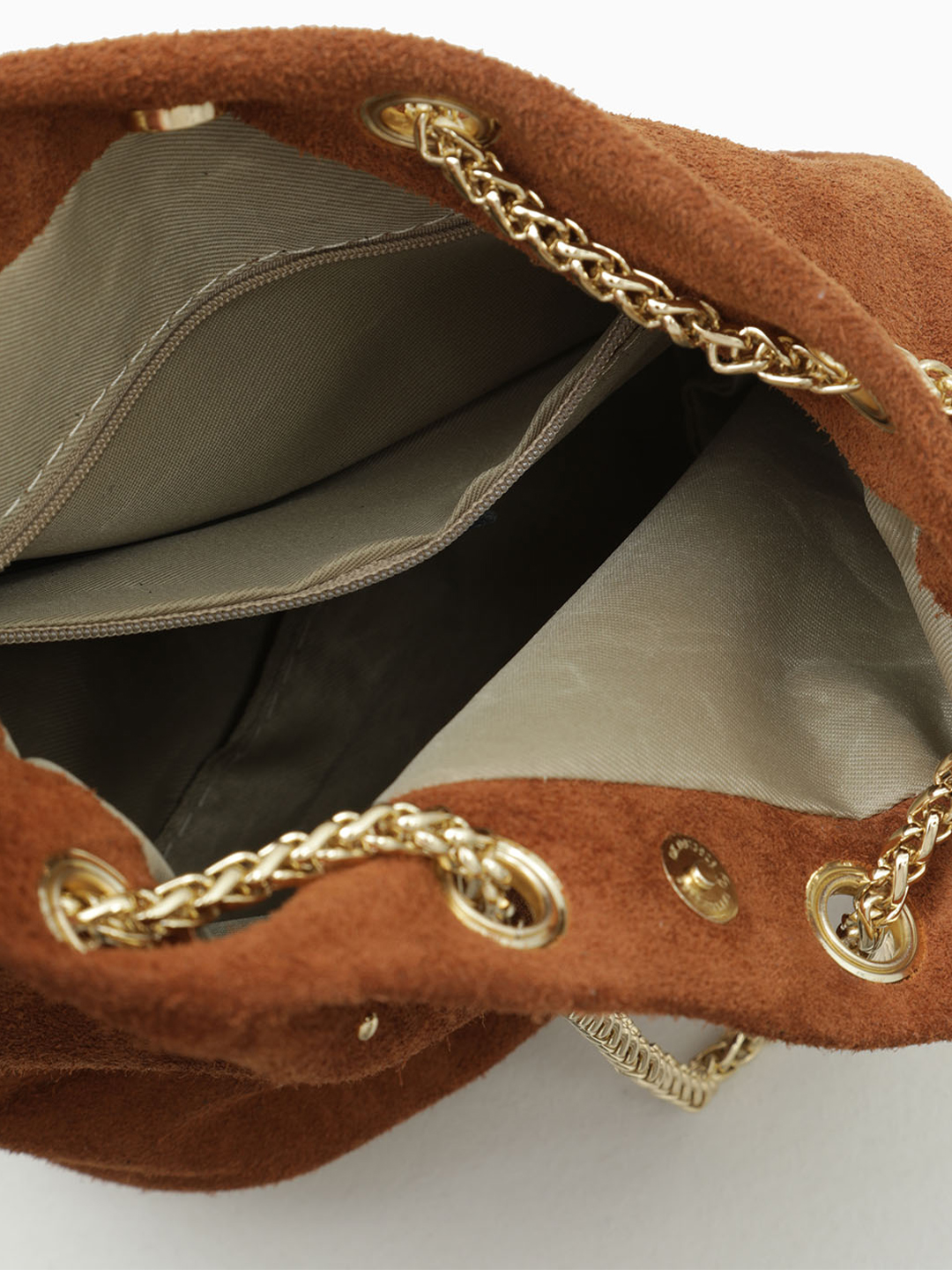 Сумка-кисет с россыпью клепок от бренда FOLLE в рыжей замше