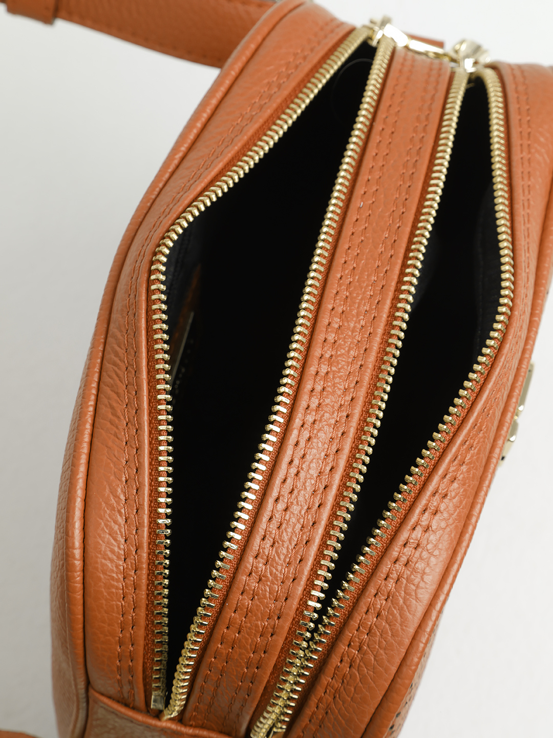 Полукруглая кросс-боди с двумя отделениями и перфорацией от RIPANI в бисквитном оттенке