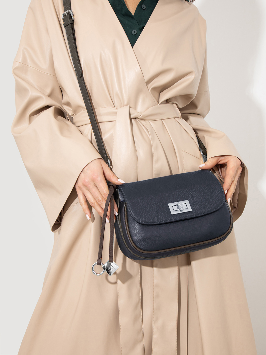 Кросс-боди на плечо с поворотной фурнитурой от Alessandro Beato синего цвета 