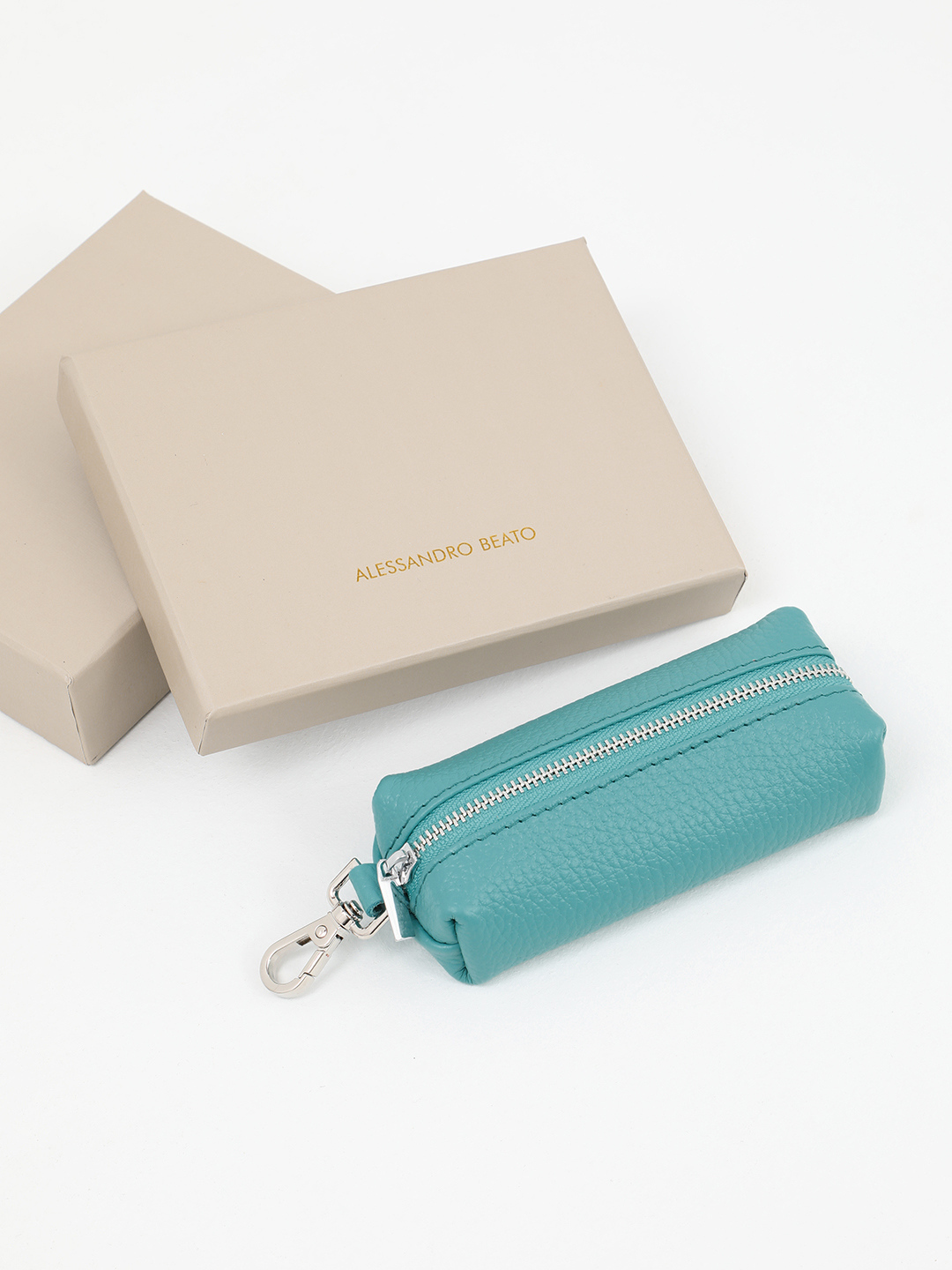 Ключница в бирюзовом цвете от Alessandro Beato из натуральной кожи с серебристой фурнитурой