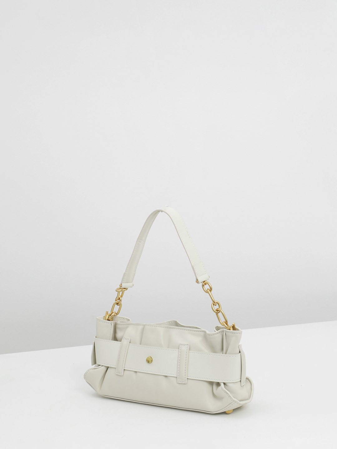 Бежевый багет со складками и широкой пряжкой от IVORY