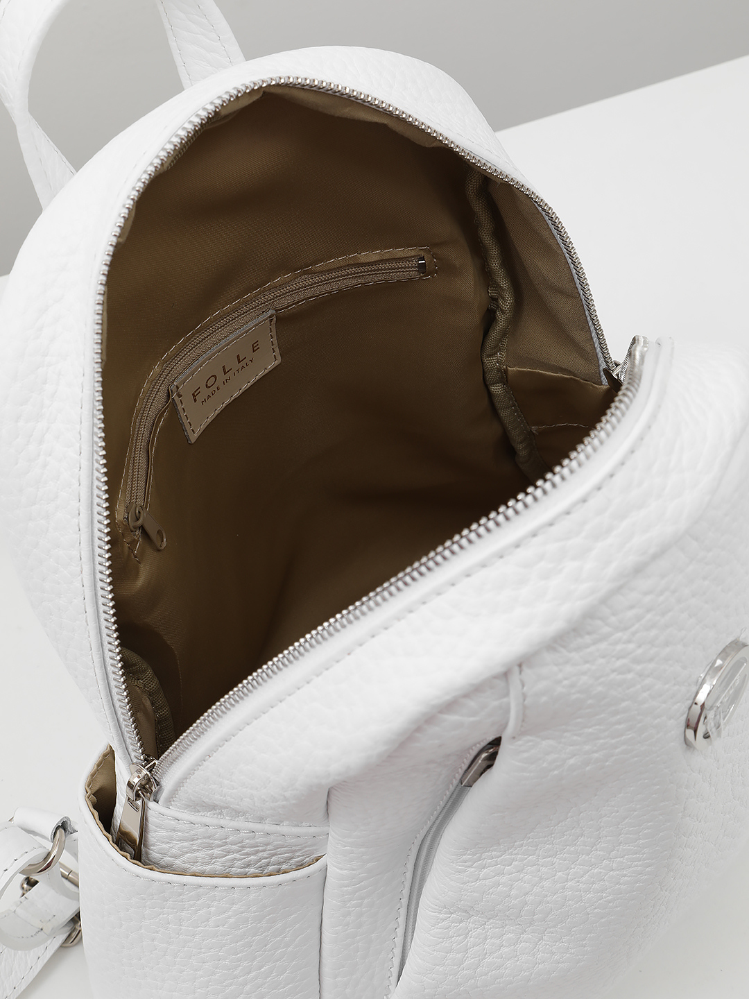 Рюкзак с двумя потайными и боковыми карманами от FOLLE из крупнозернистой белой кожи
