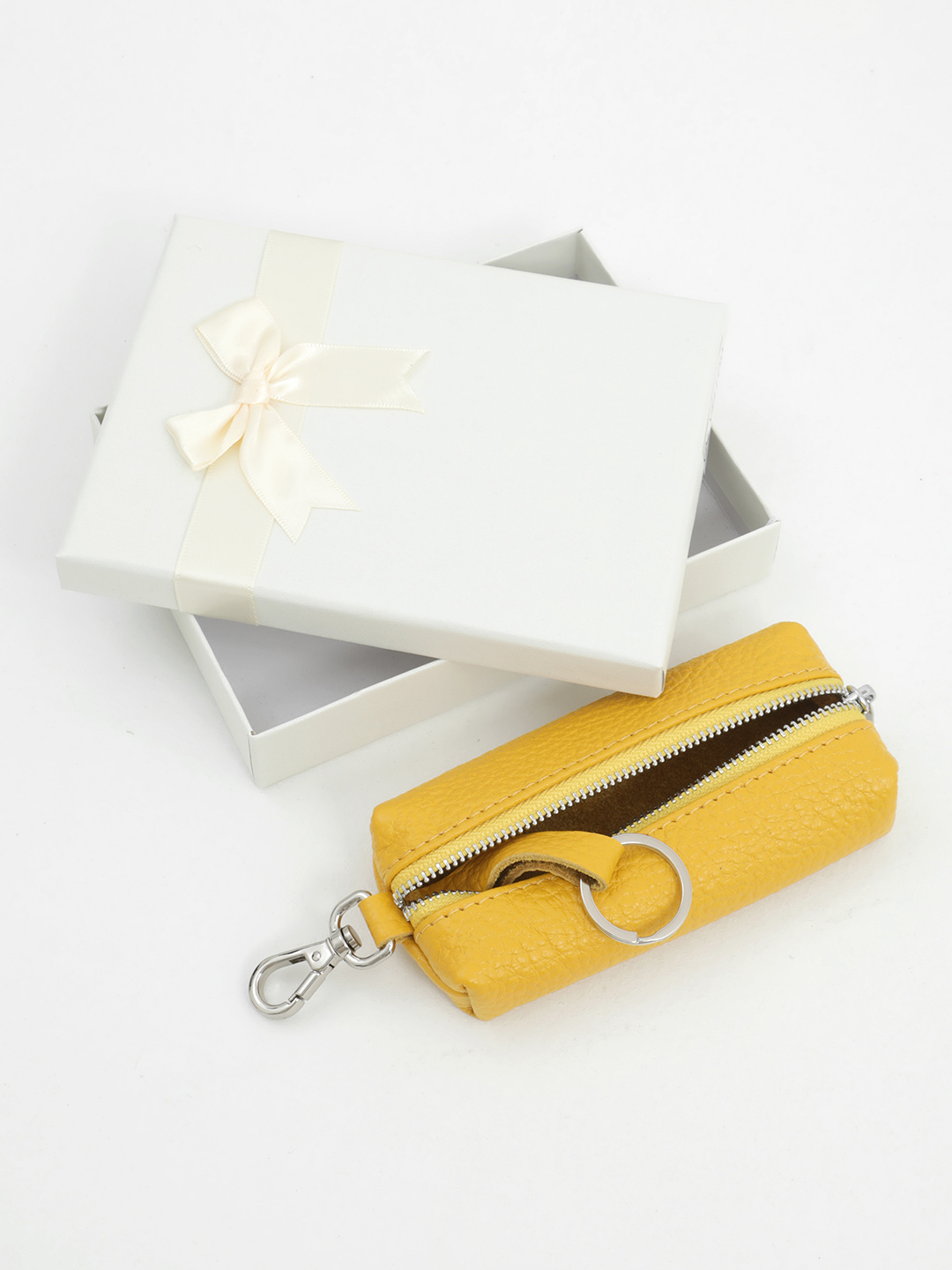 Ключница из натуральной кожи в подарочной коробке от бренда Alessandro Beato жёлтого цвета