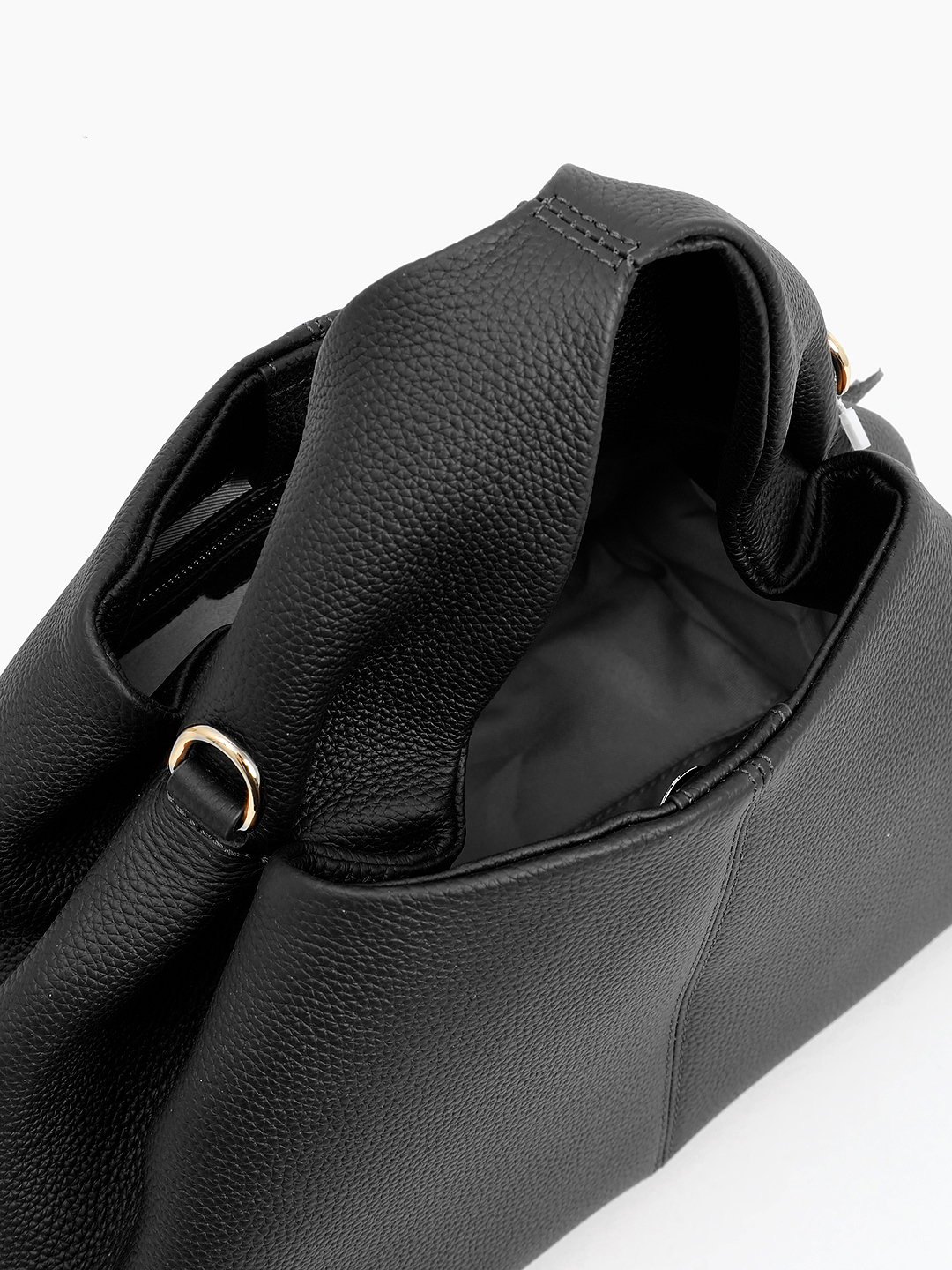 Сумка с широкой ручкой и фирменной строчкой от IVORY в чёрном цвете