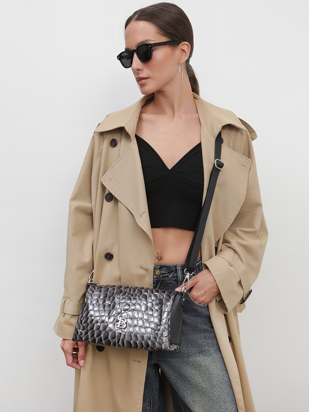 Кросс-боди из натуральной лаковой кожи под рептилию с металлическим логотипом Sara Burglar в сером цвете