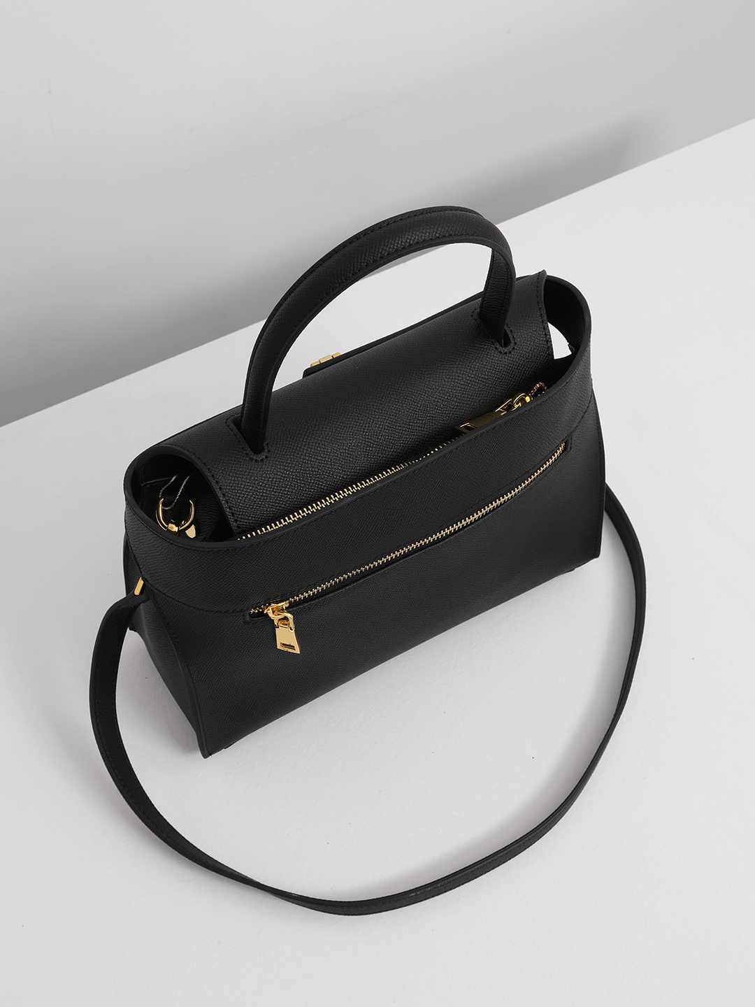 Чёрная сумка-сэтчел с металлической пряжкой золотого оттенка от IVORY