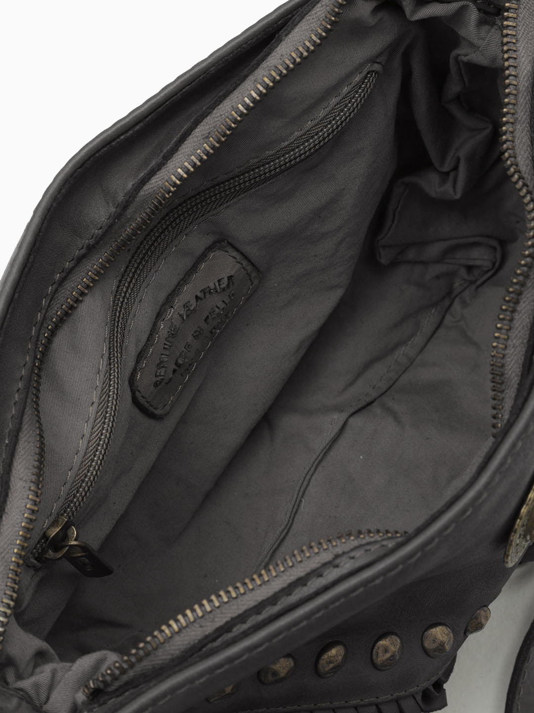 Винтажная кросс-боди с бахромой от бренда FOLLE в коже лавато чёрного цвета