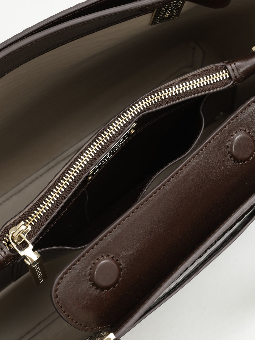 Сумка от Gironacci из натуральной кожи шоколадного цвета с выделкой под крокодила