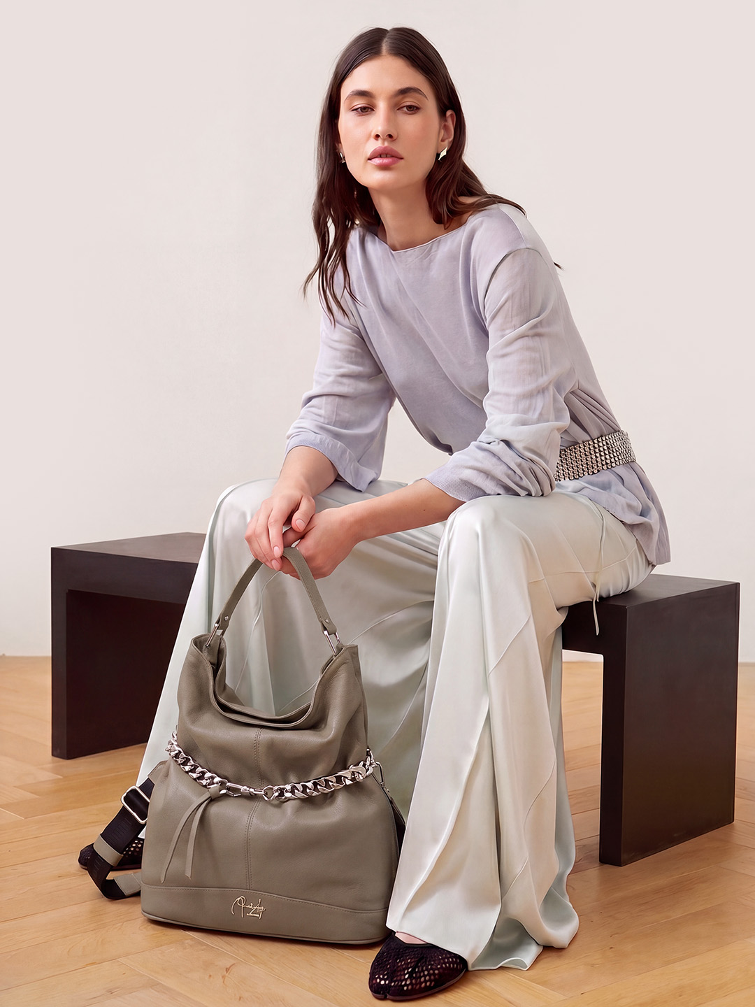 Сумка в форме кисета с декоративно-серебристой цепью от Renato Angi в бежевом цвете