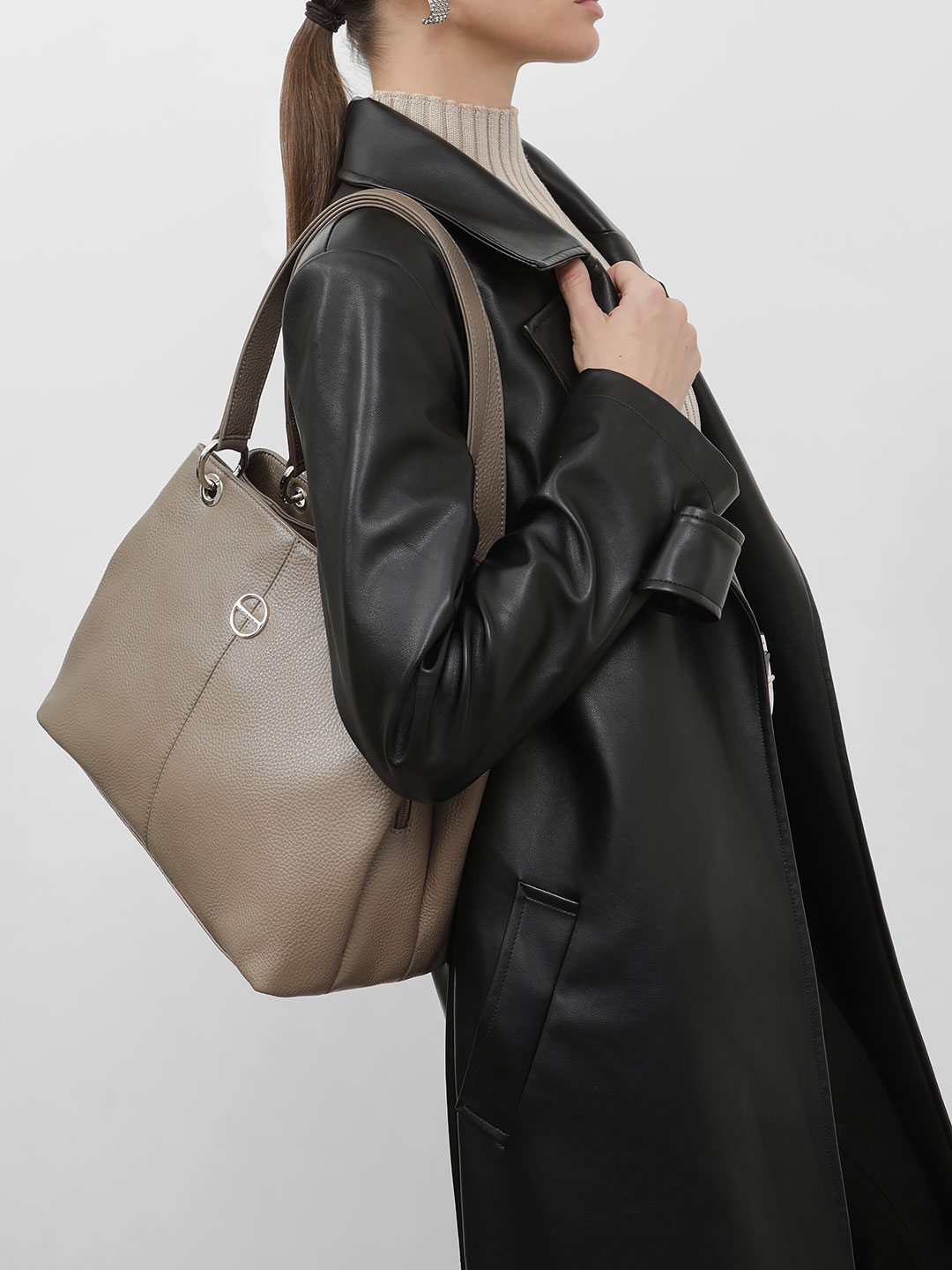 Классический шоппер с тремя отделениями и круглой фурнитурой от FOLLE оттенка тауп