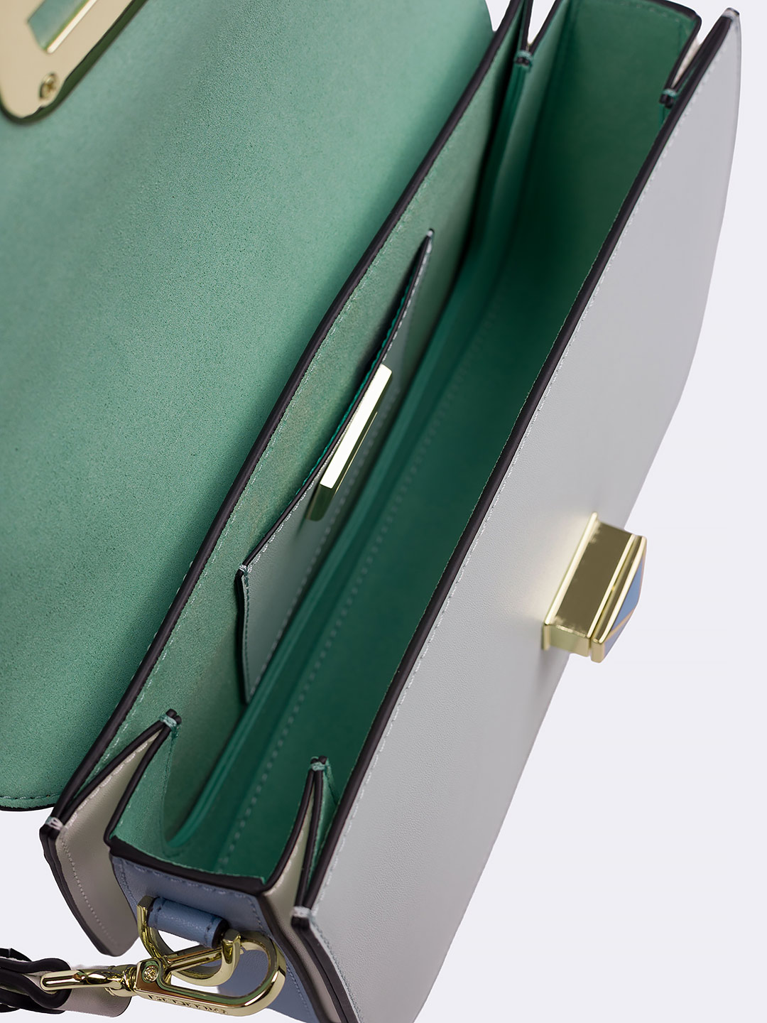 Сумка-багет с поворотным замком на фирменной пряжке от Cromia из кожи голубого цвета