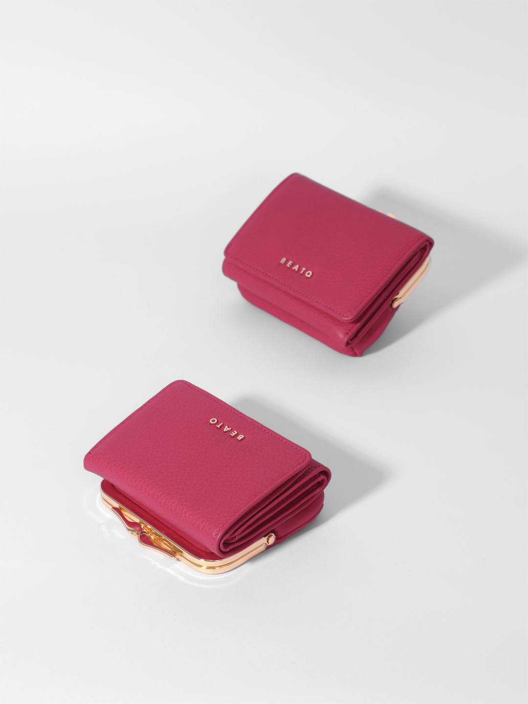 Малиновый мини-кошелёк с золотистой фурнитурой и застёжкой-фермуаром от Alessandro Beato