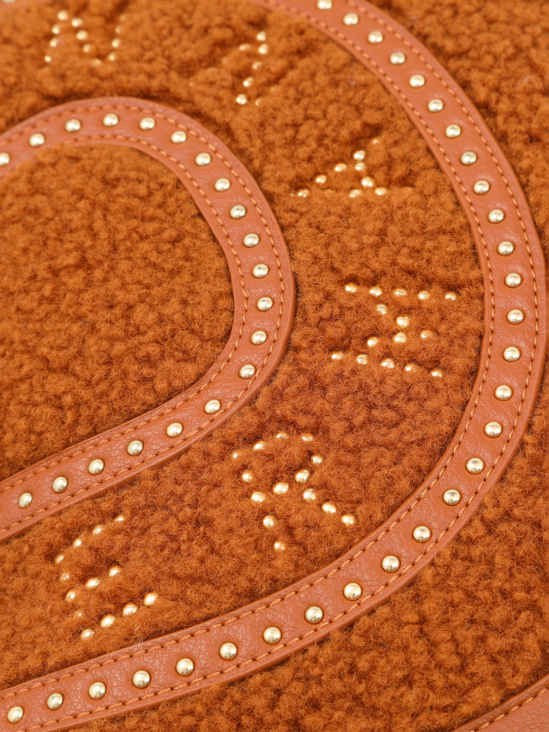 Сумка-хобо в размере "М" с надписью из металлических клёпок от ERMANNO FIRENZE оттенка загара