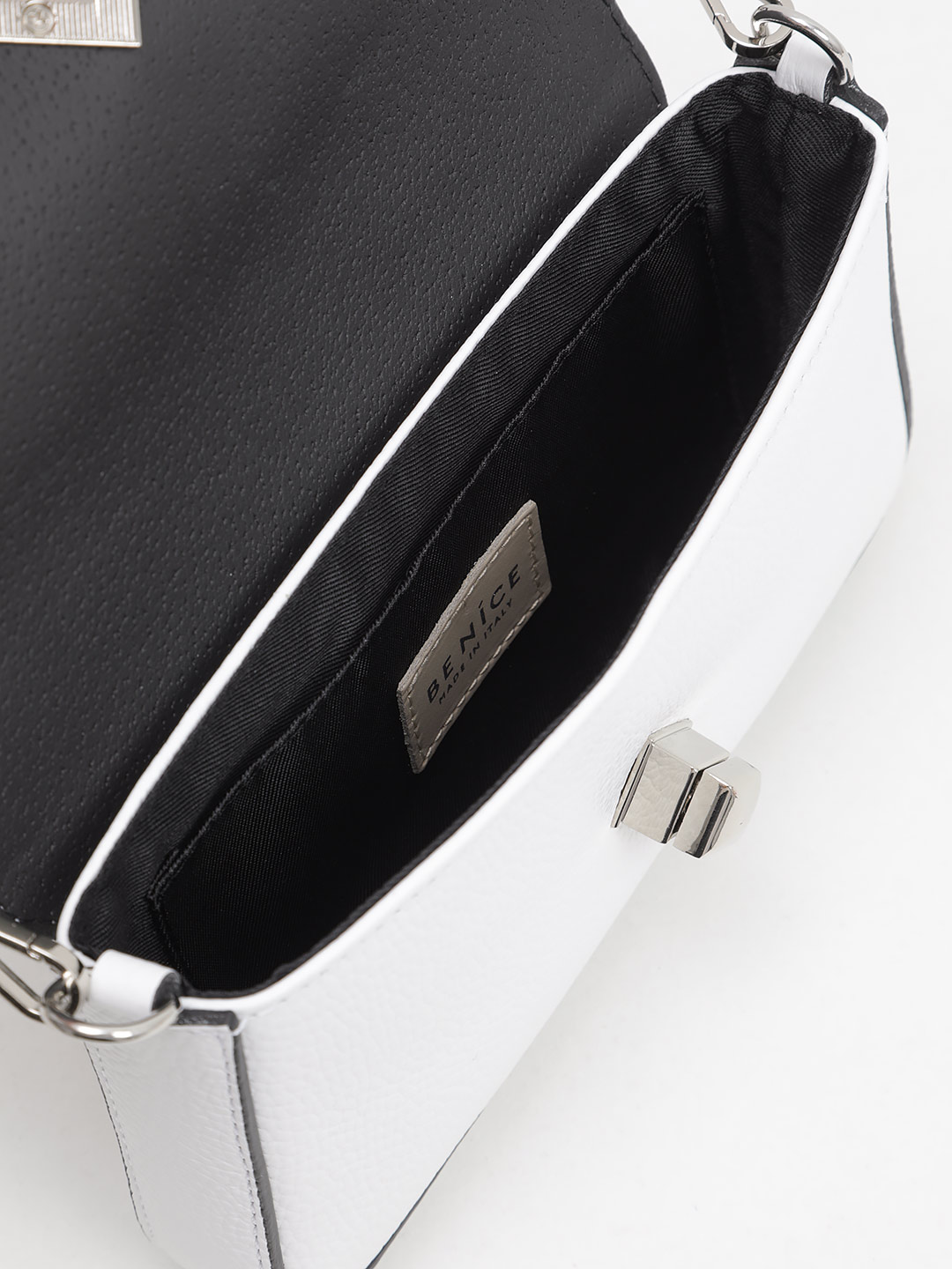 Клатч из натуральной кожи белого цвета с серебристой фурнитурой от BE NICE