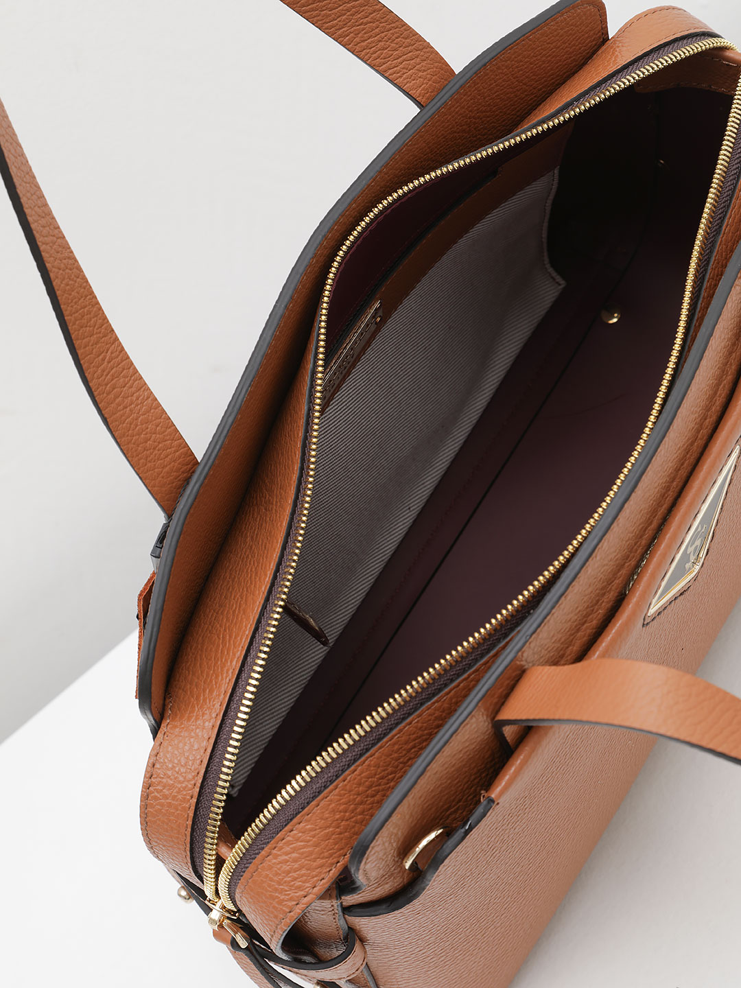 Сумка с именной треугольной фурнитурой от Carlo Salvatelli из кожи рыжего цвета