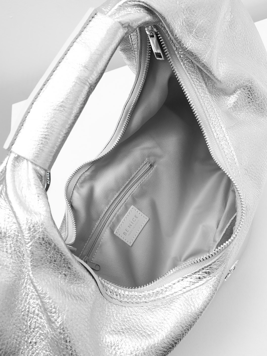 Круглая сумка с фирменной круглой фурнитурой BE NICE из натуральной кожи серебристого цвета