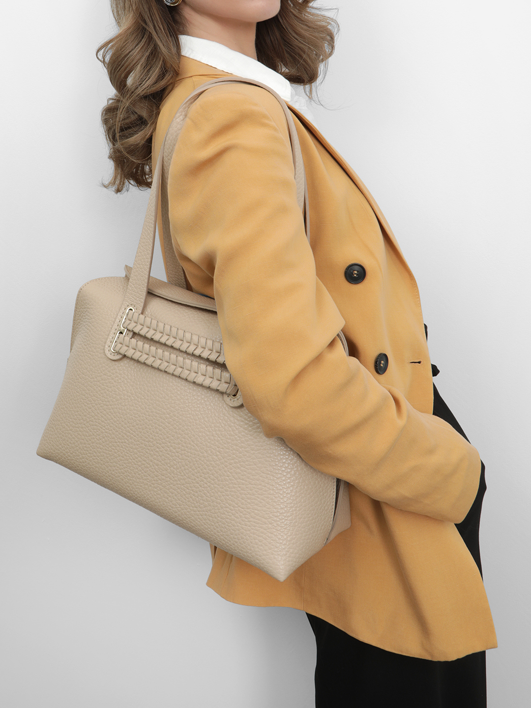 Классическая сумка с именным подкладом от Carlo Salvatelli песочного оттенка