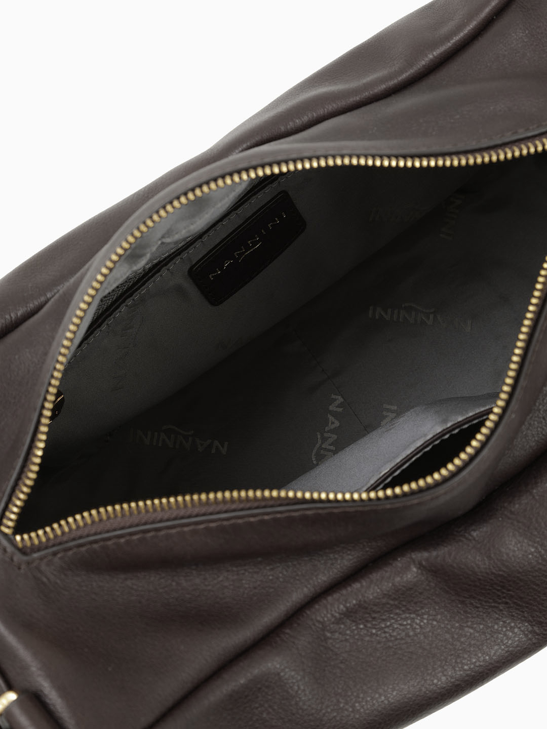 Сумка через плечо с двумя ручками и клепками в коричневом цвете