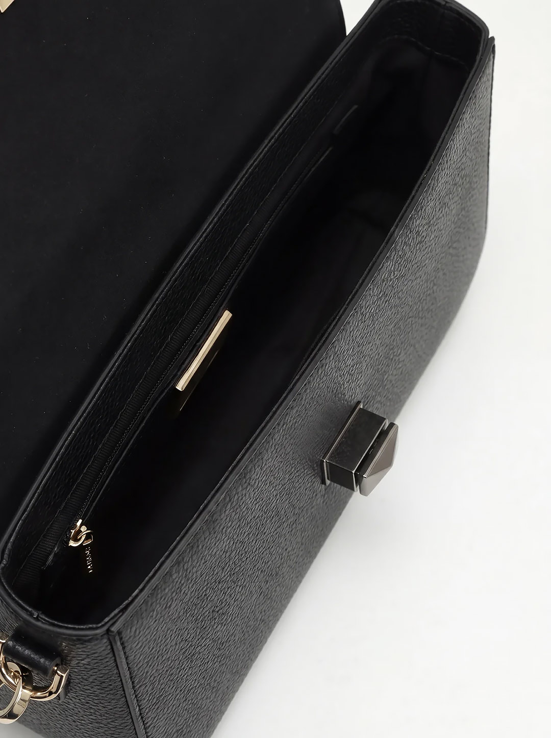 Небольшая сумка с треугольным клапаном и поворотным замком от Cromia из натуральной черной кожи