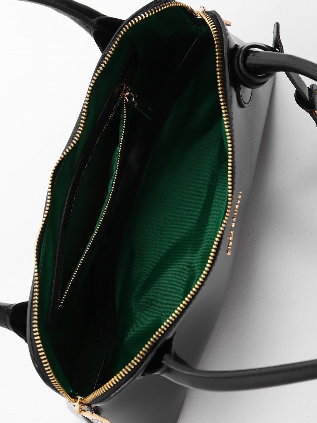 Сумка-багет с фирменным брелоком в виде цветка от Gilda Tonelli в чёрном цвете