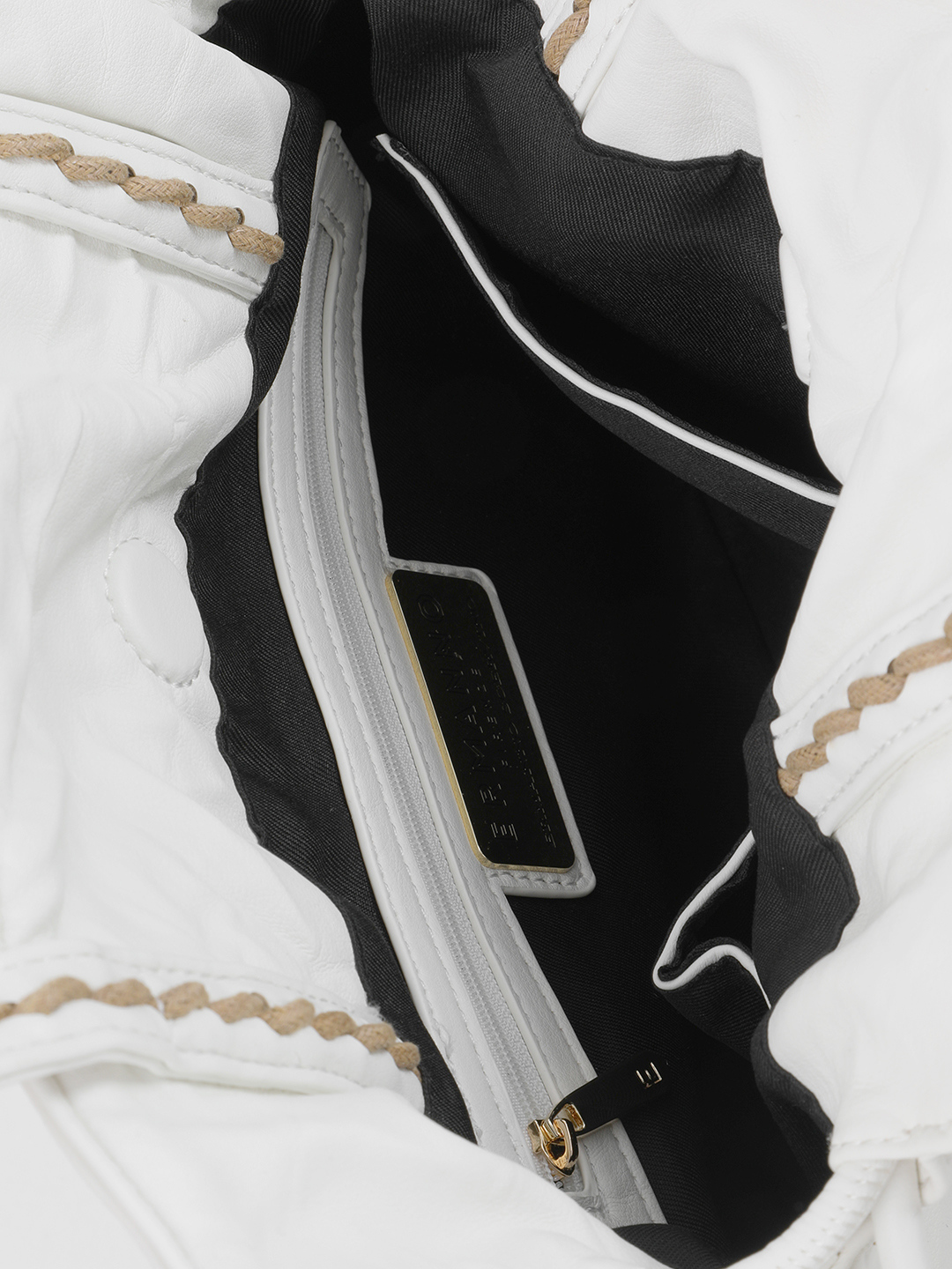 Шоппер в размере L с объёмной строчкой от ERMANNO FIRENZE в белом цвете