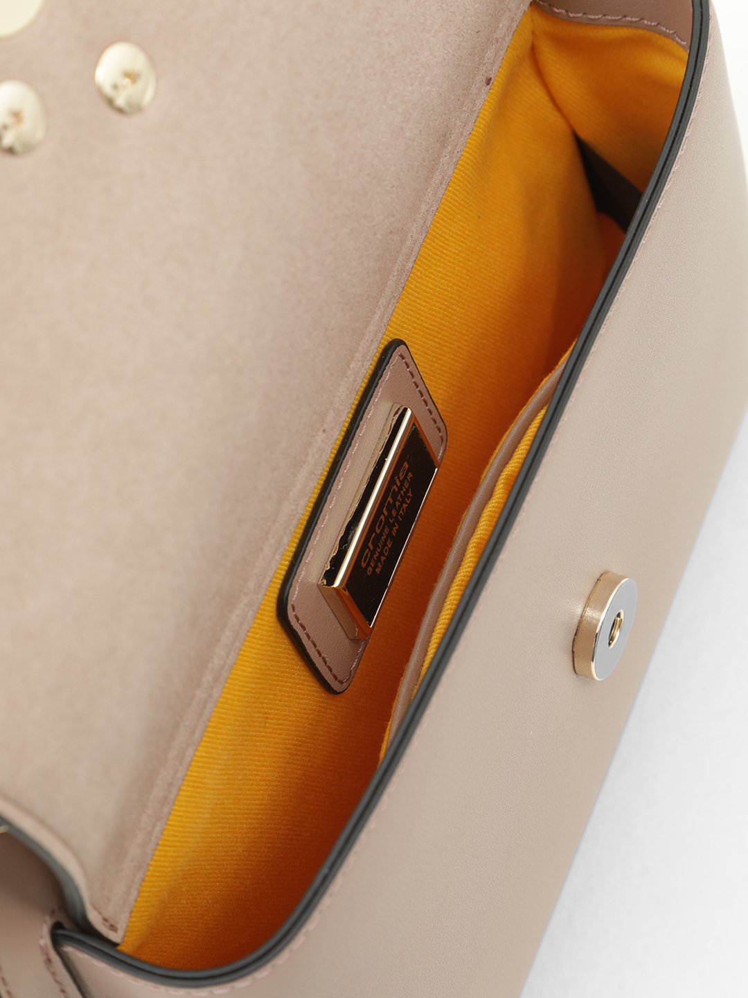 Сэтчел от Cromia в пудровом оттенке со звеньями из натуральной кожи и фирменной фурнитурой 