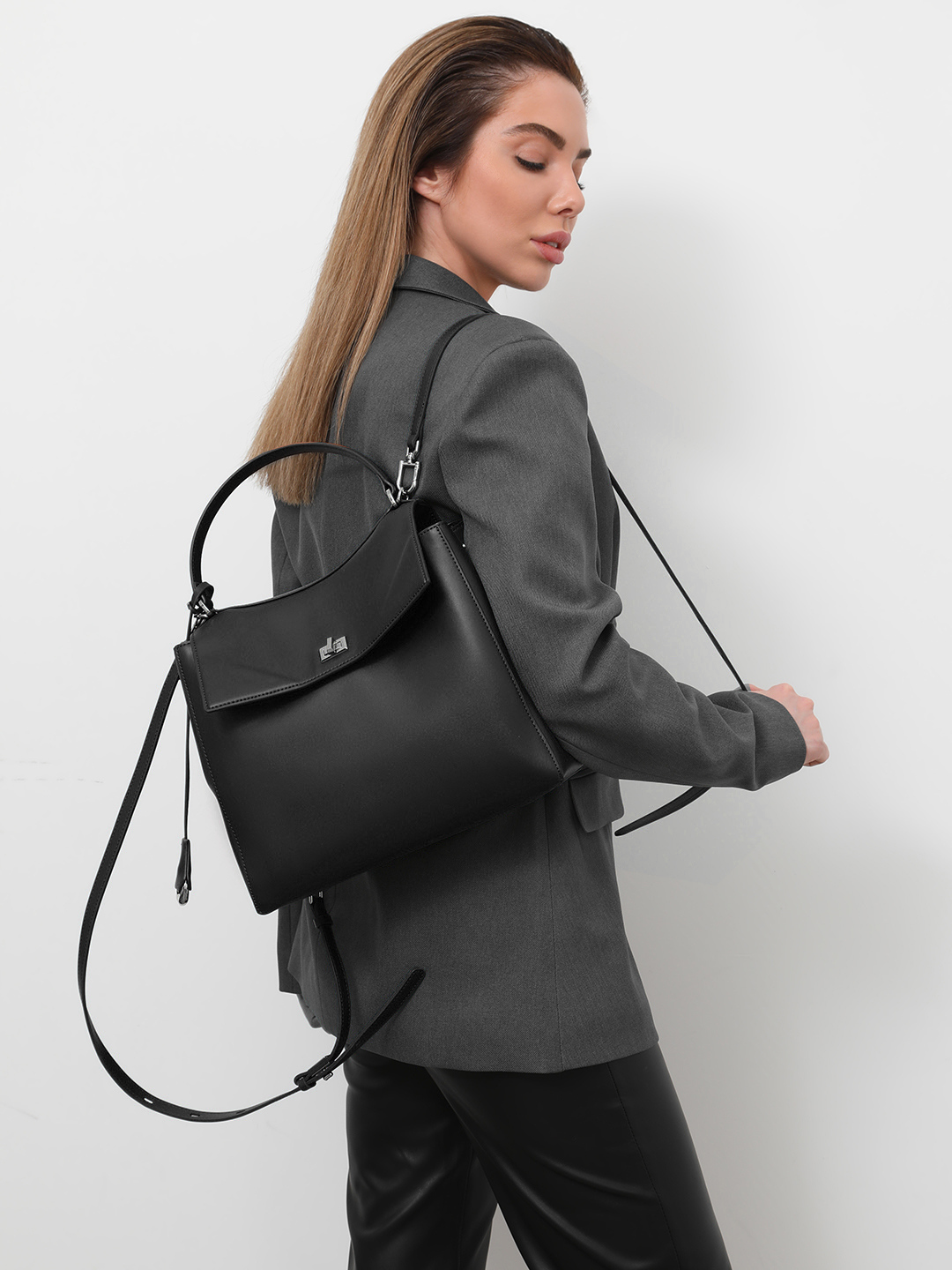 Сумка-рюкзак с поворотным замком от IVORY из гладкой кожи чёрного цвета