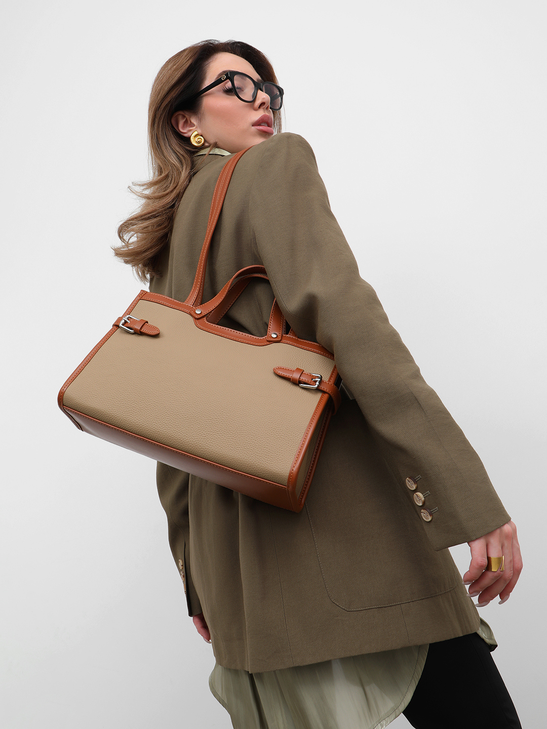 Сумка с двумя парами ручек и контрастными вставками от IVORY оттенка тауп