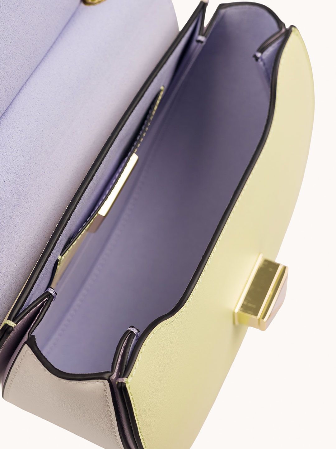 Небольшая сумка полукруглой формы с поворотным замком на фирменной пряжке от Cromia из желтой и сиреневой кожи