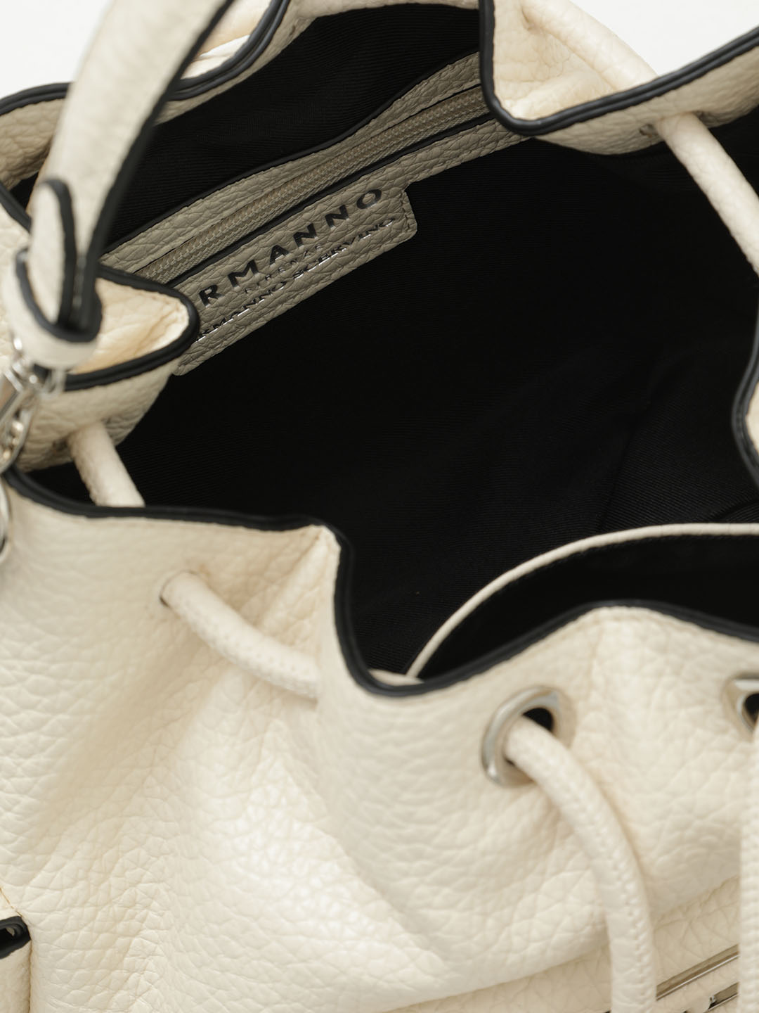 Сумка-мешок цвета слоновой кости с двумя карманами по бокам и одним спереди от Ermanno Firenze