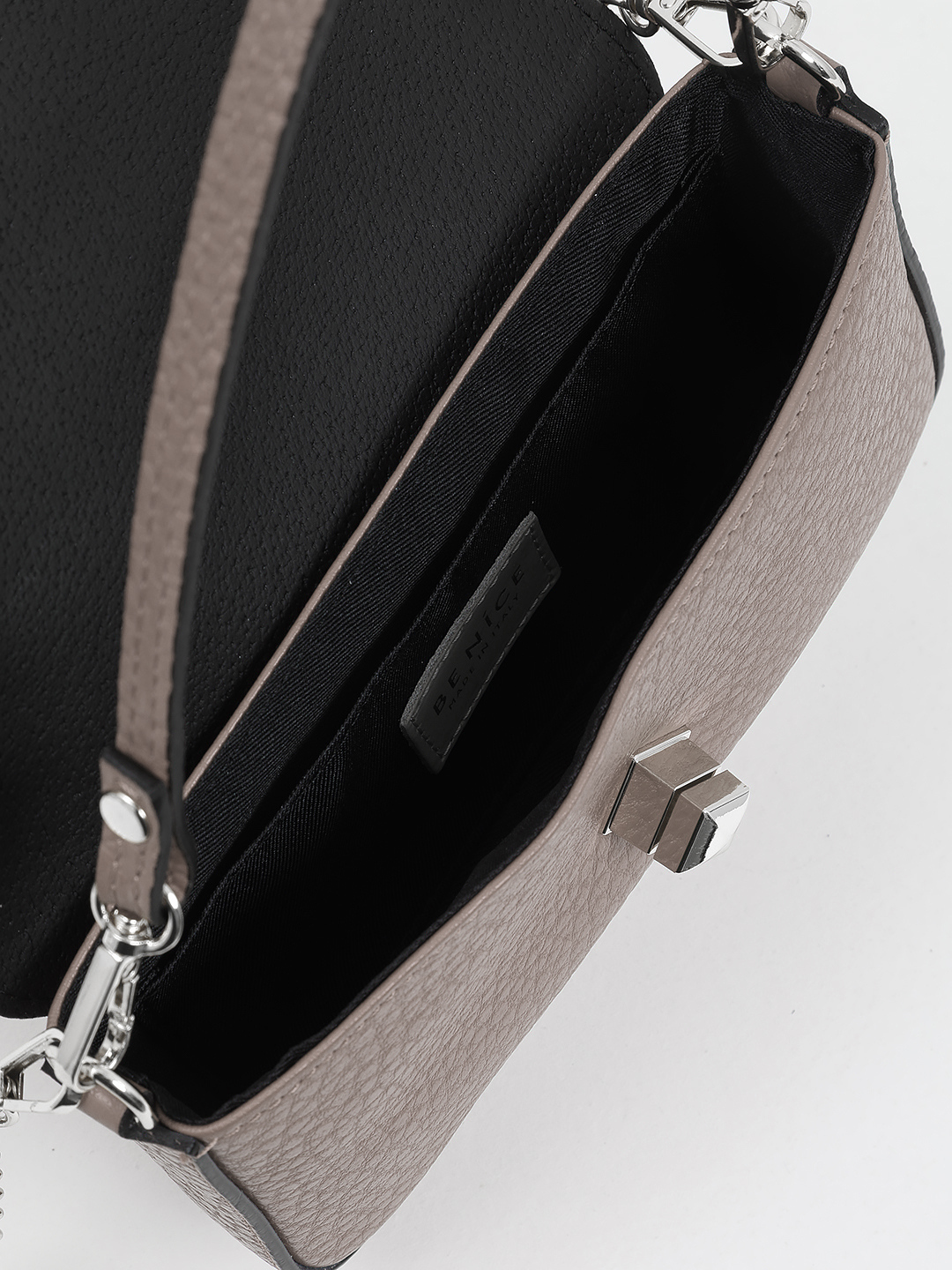 Клатч из натуральной кожи бежевого цвета с серебристой фурнитурой от BE NICE
