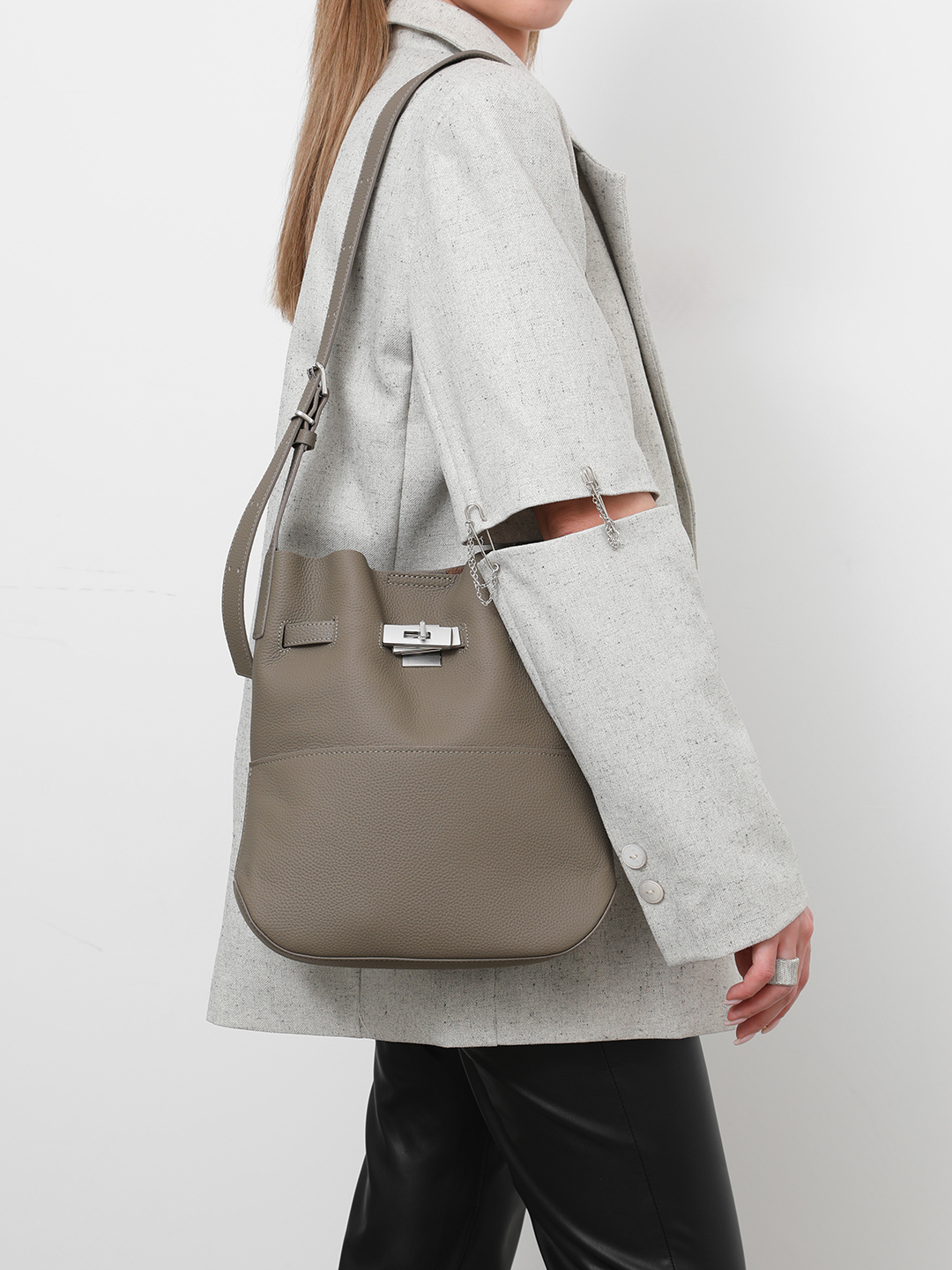 Сумка-хобо на плечо с регулируемой ручкой от IVORY в оттенке тауп