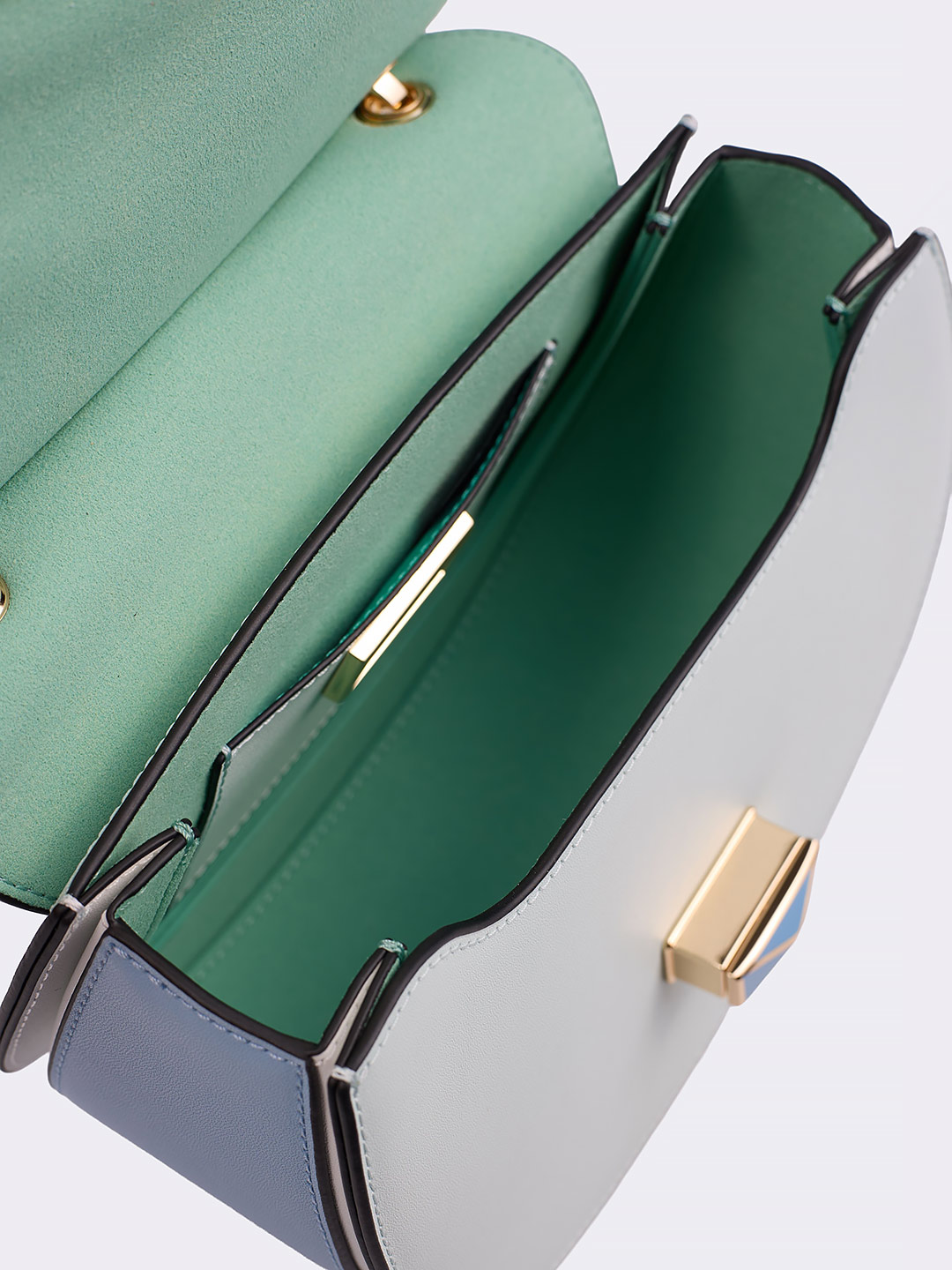 Небольшая сумка полукруглой формы с поворотным замком на фирменной пряжке от Cromia из голубой кожи