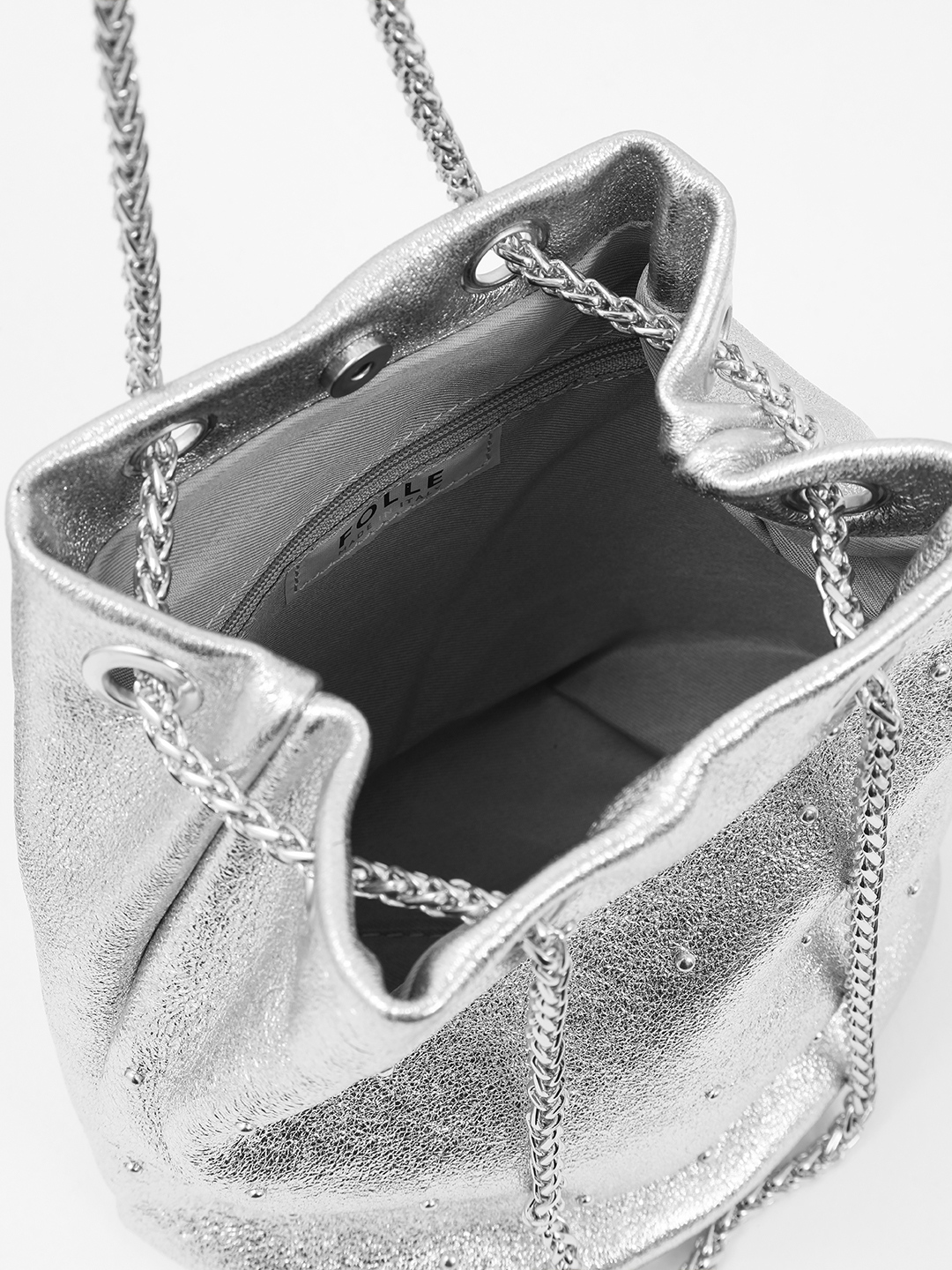 Сумка-кисет с россыпью клепок от бренда FOLLE в серебряном цвете кожи